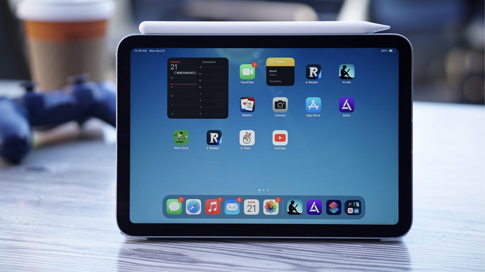 iPad mini на A17 Pro с Apple Pencil на магнитном креплении стоит на столе в горизонтальной ориентации