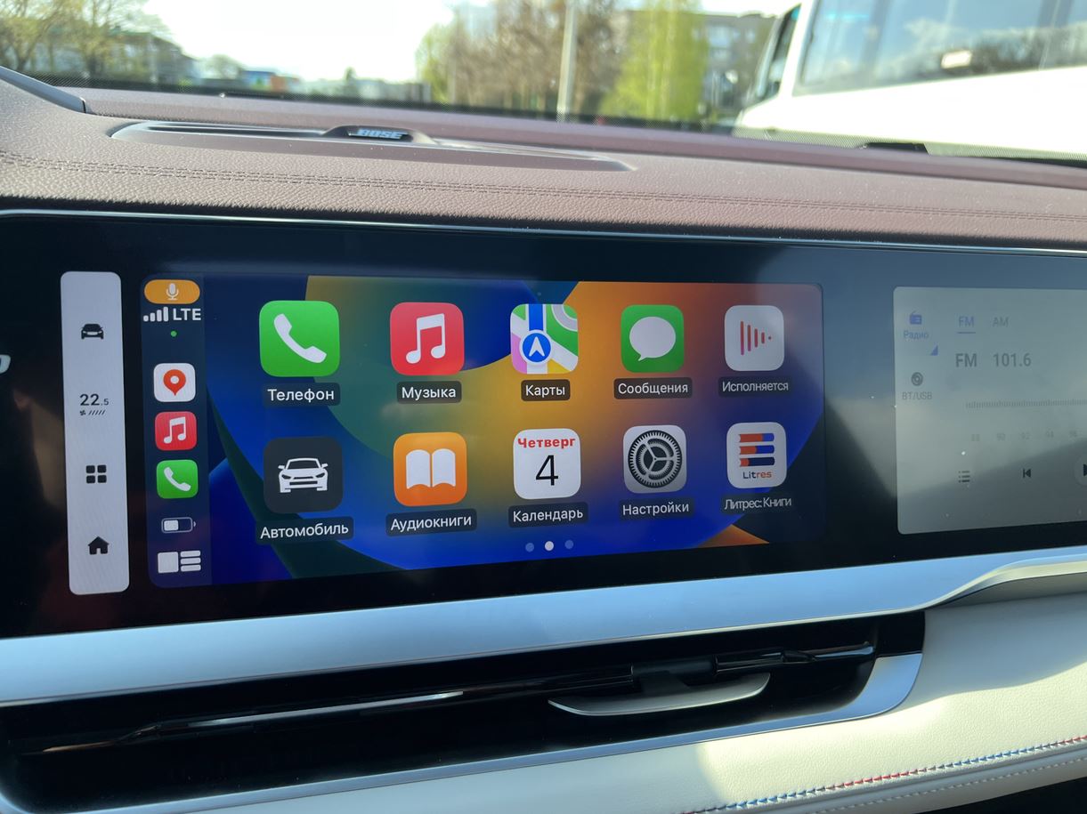 CarPlay в Geely Monjaro, подключенный через специальный переходник