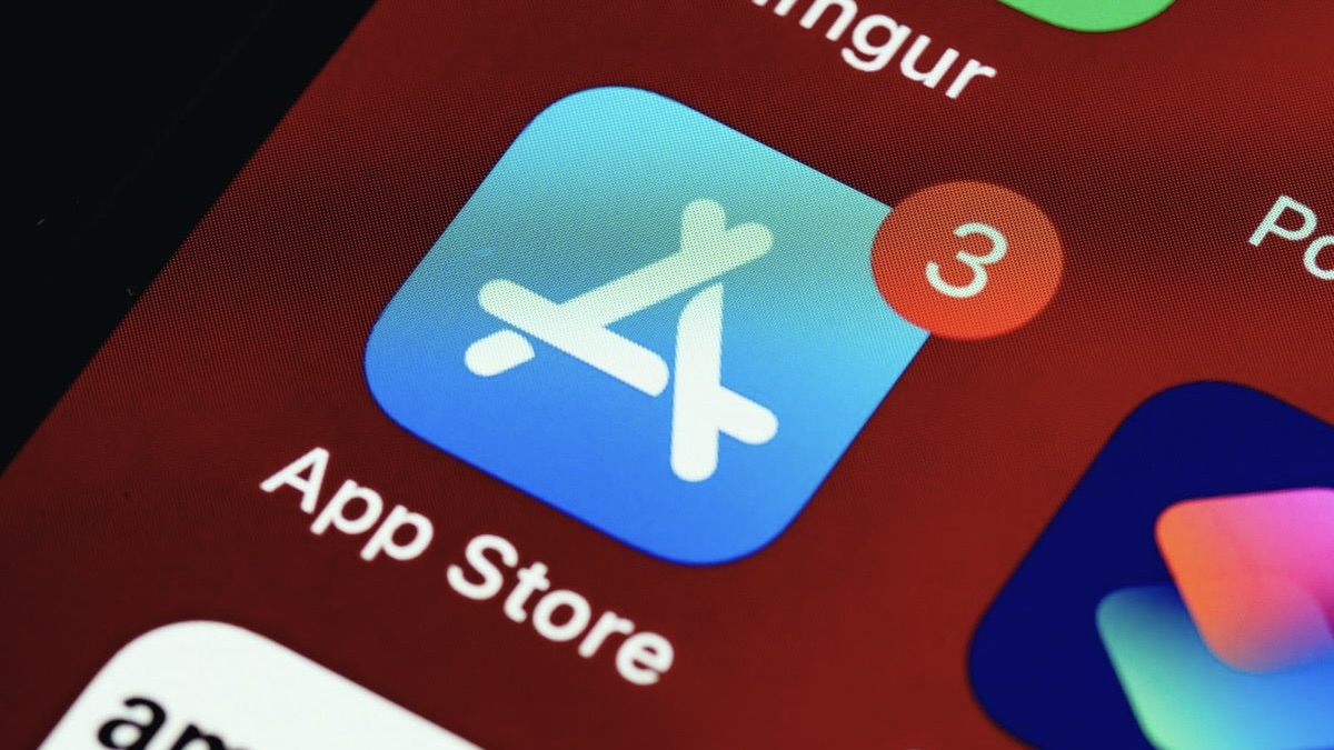 Иконка App Store на экране iPhone