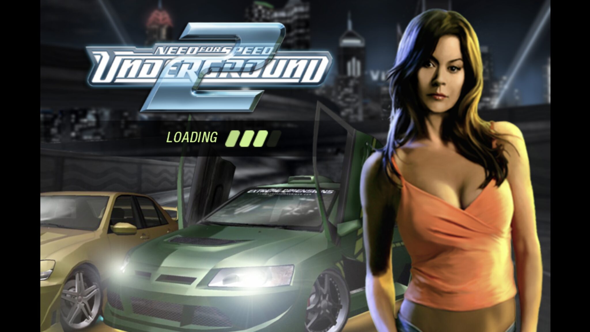 Загрузочный экран Need for Speed: Underground 2 с логотипом игры, тюнингованными машинами и девушкой в оранжевом топе