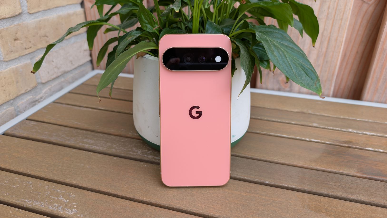 Pixel 11 Pro XL в цвете Canyon