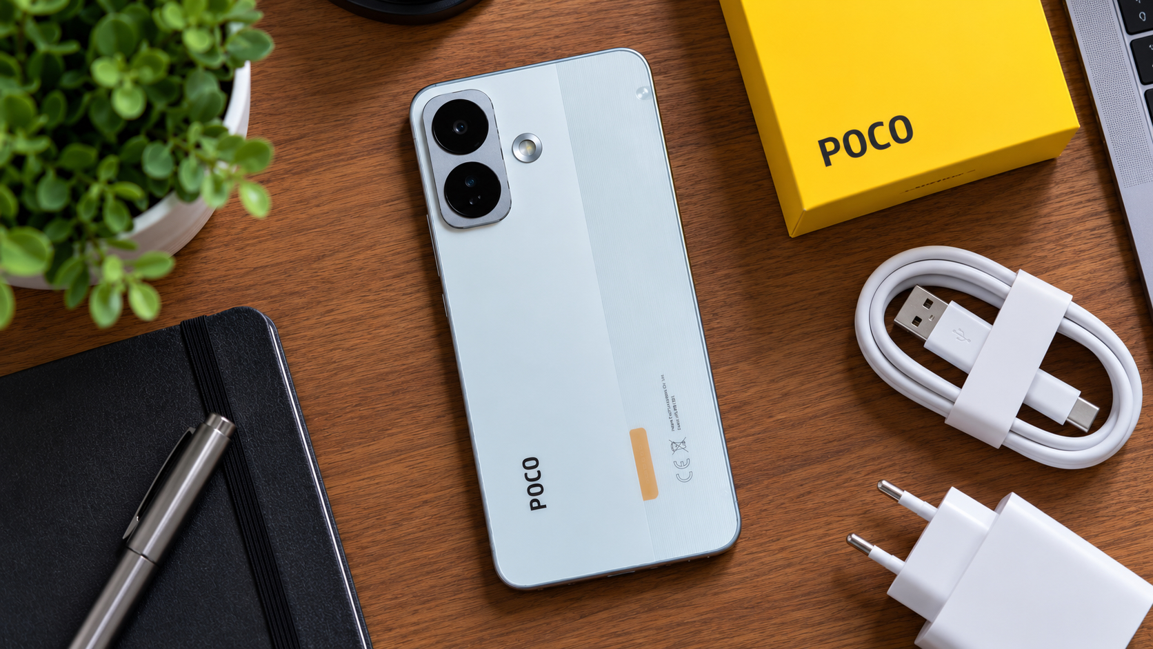 POCO X8 в белом цвете рядом с проводом и зарядным устройством