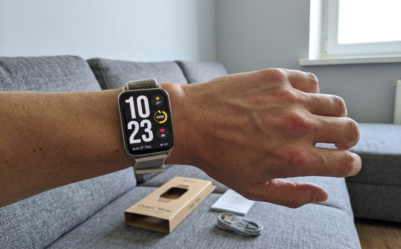 Xiaomi Smart Band 10 Pro на руке
