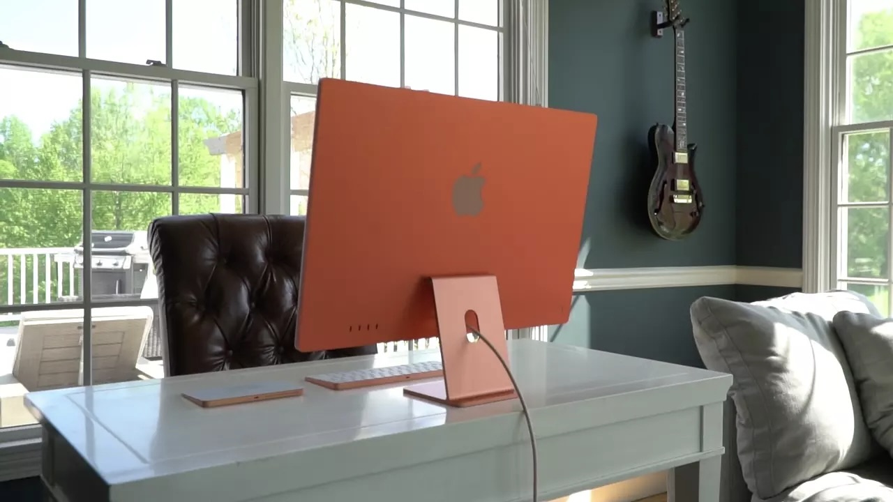 iMac 24 на рабочем столе