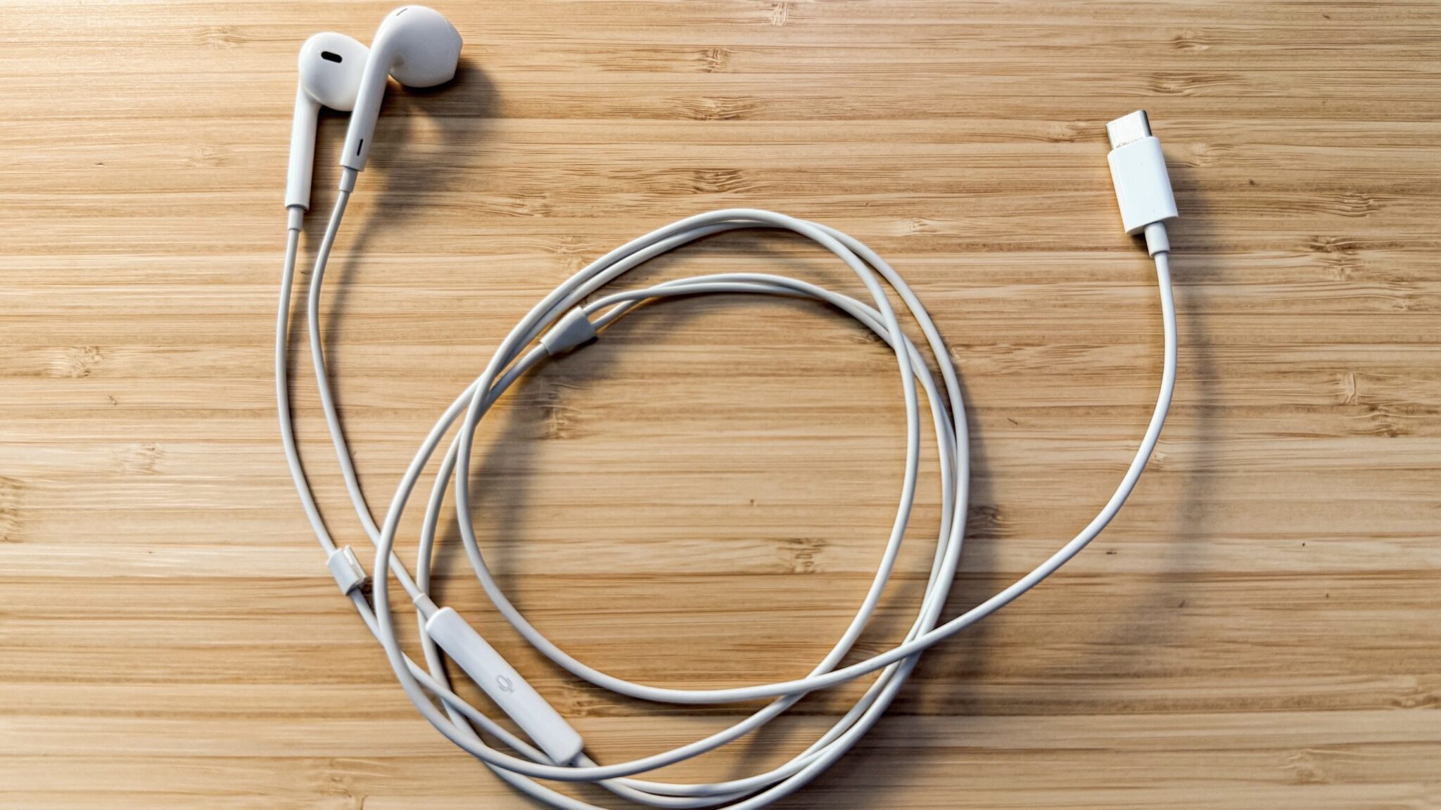 Проводные наушники EarPods на столе