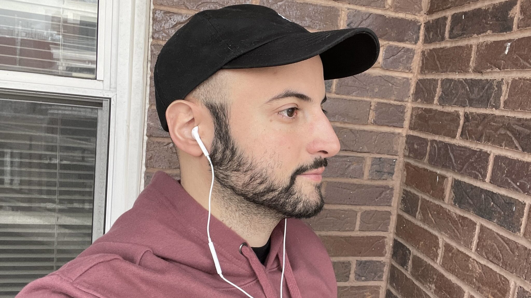 Мужчина с проводными EarPods в ушах