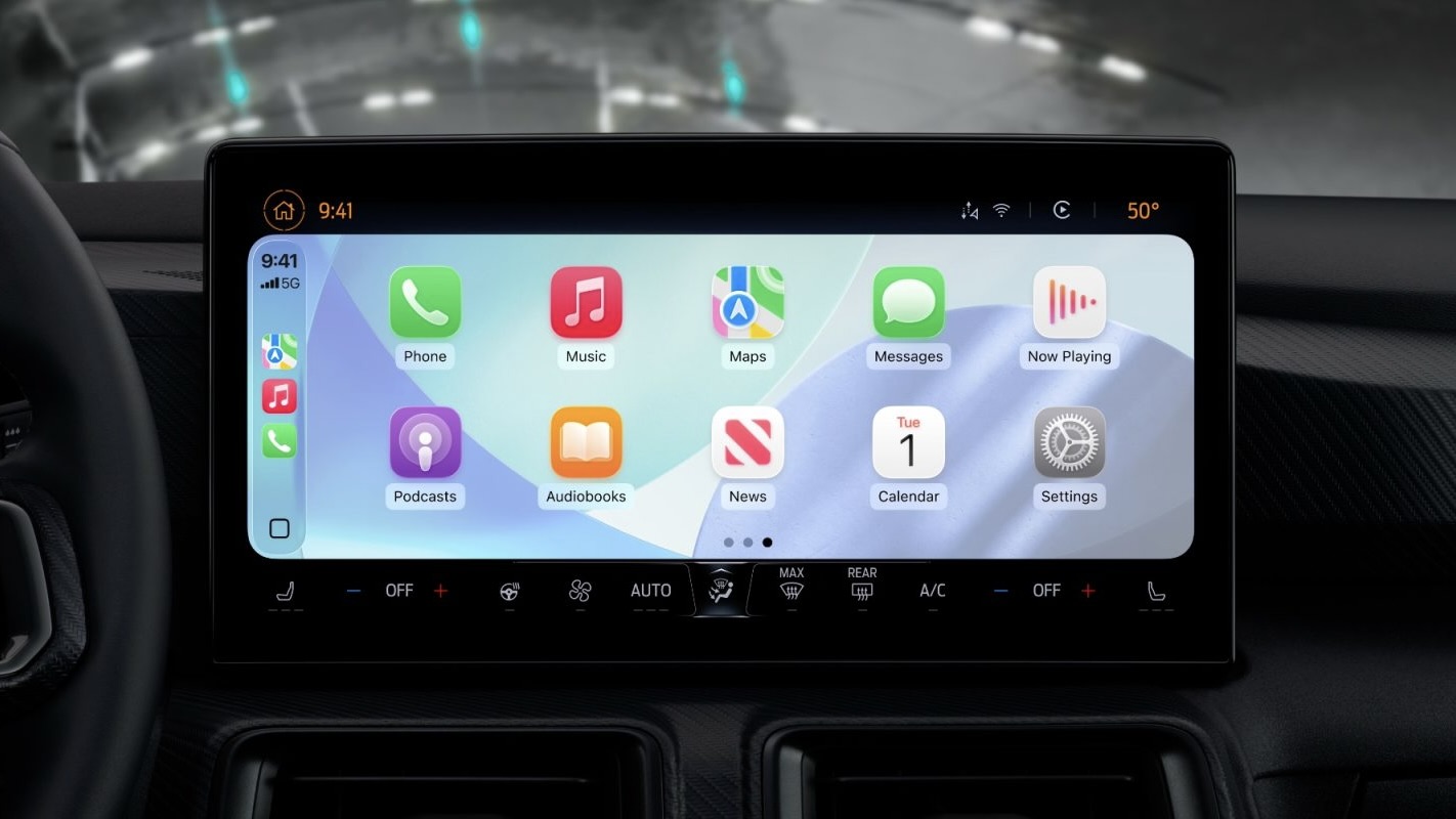Запущенный CarPlay на экране автомобиля